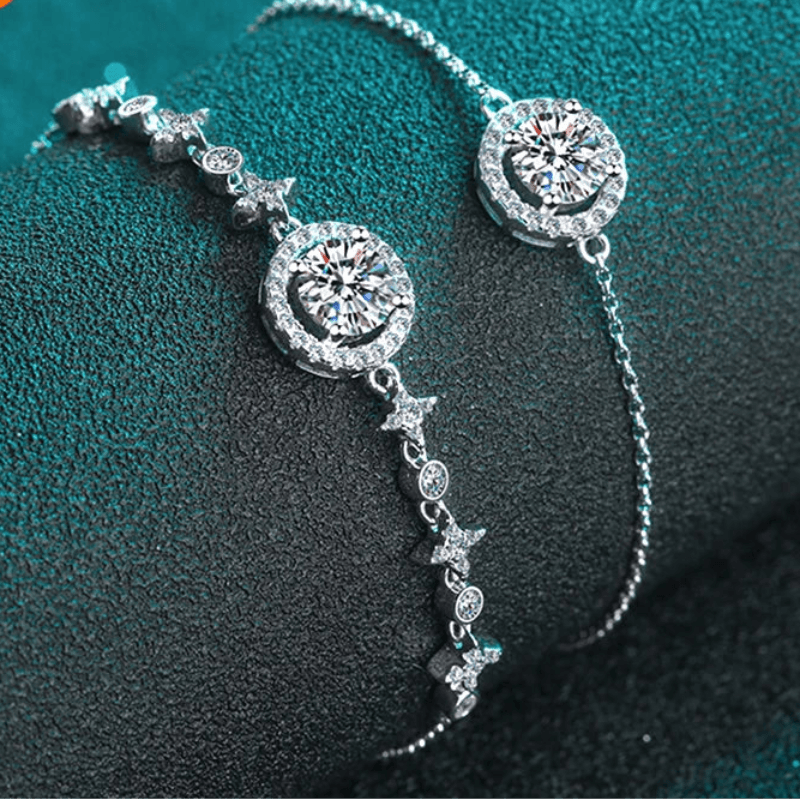 Silver bracelet with star and diamond details on a dark background, branded with NeeTim.